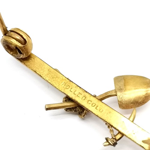 669 - Antique miners brooch with unmarked gold shovel & pick detail on a rolled gold bar brooch mount - 4c... 