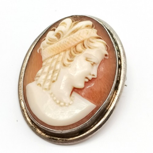 681 - 2 x hand carved portrait cameo shell brooch pendants - largest 6cm drop & 20g total weight ~ no obvi... 