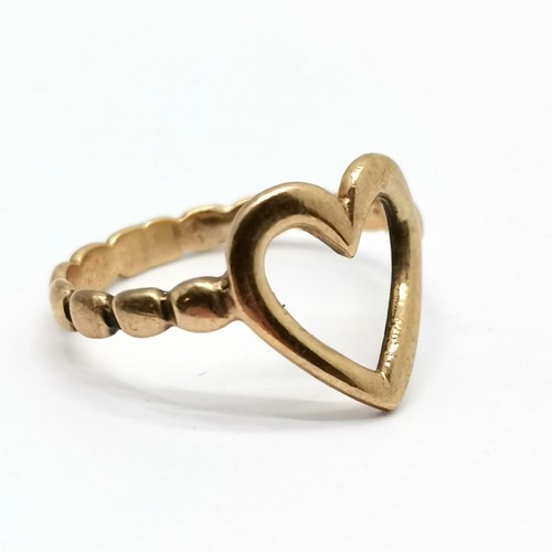 693 - 9ct hallmarked gold heart design ring - size L & 1.9g