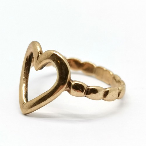 693 - 9ct hallmarked gold heart design ring - size L & 1.9g