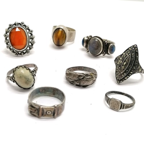 731 - 8 x silver rings (3 unmarked) inc tigers eye, pisces, childs signet ring, marcasite ring (a/f) etc -... 