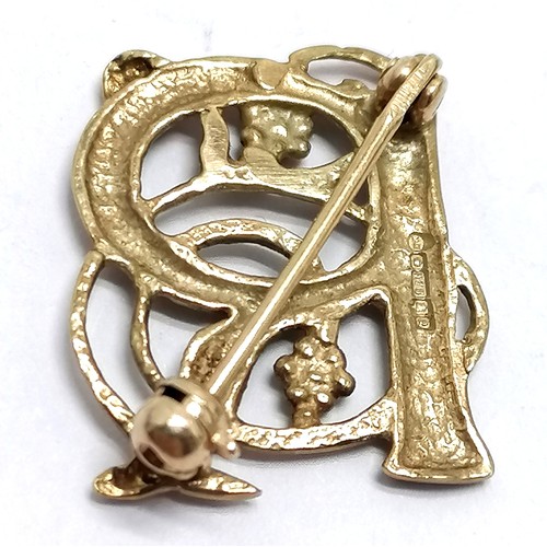 749 - Ortak (Malcolm Gray) 9ct hallmarked gold William Morris 'R' inital letter brooch - 17mm high & 1.7g