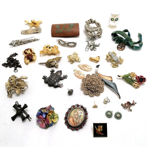 751 - Qty of costume jewellery inc brooches frog (silver), crab with moving claws, hand painted portrait &... 