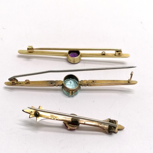 752 - 3 x antique 9ct marked gold stone set bar brooches inc amethyst, garnet (4.4cm & a/f) etc - total we... 