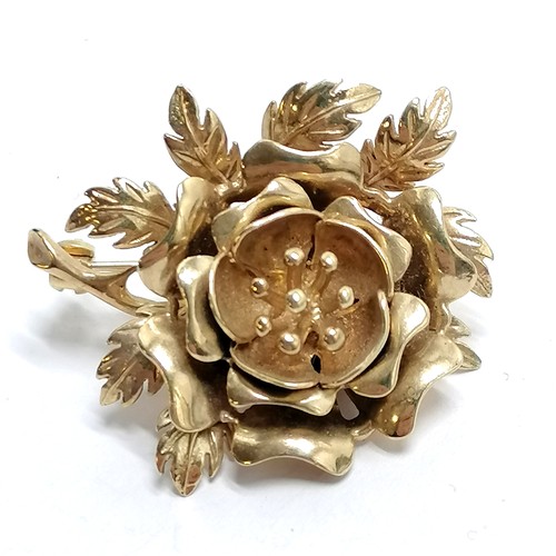 754 - 9ct hallmarked gold flower brooch - 3.5cm across & 10.3g