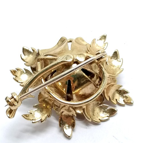 754 - 9ct hallmarked gold flower brooch - 3.5cm across & 10.3g