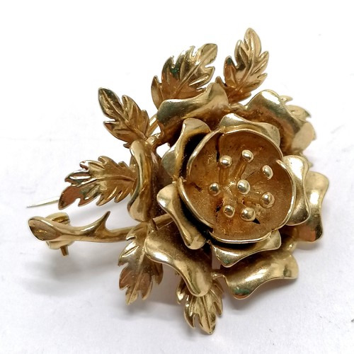 754 - 9ct hallmarked gold flower brooch - 3.5cm across & 10.3g