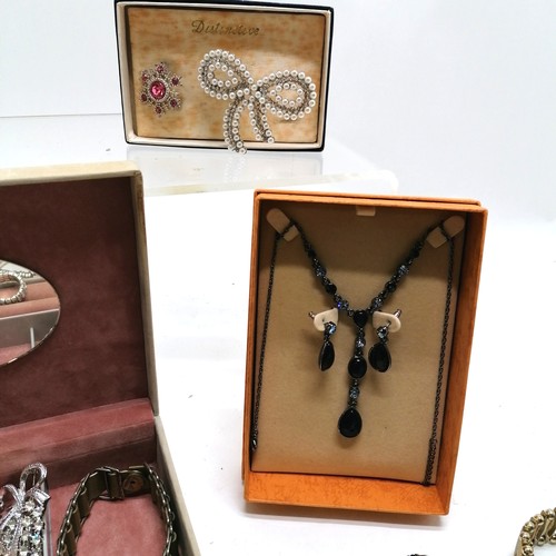 760 - Qty of costume jewellery (some boxed) inc silver coin pendant on chain, sweetie bracelet, powder com... 