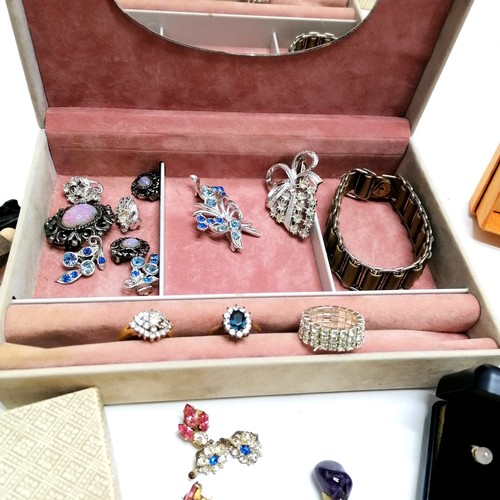 760 - Qty of costume jewellery (some boxed) inc silver coin pendant on chain, sweetie bracelet, powder com... 