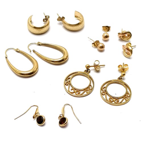 781 - 6 x pairs of 9ct gold earrings inc red stone set, half hoop (2.5cm drop) etc - total weight (lot) 6.... 