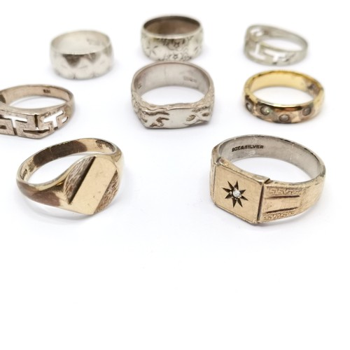 792 - 8 x silver rings inc 9ct gold / silver signet ring (size W), 2 x Greek key pattern etc - total weigh... 