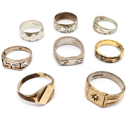 792 - 8 x silver rings inc 9ct gold / silver signet ring (size W), 2 x Greek key pattern etc - total weigh... 