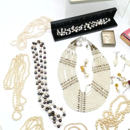 799 - Qty of costume pearl jewellery (some boxed) inc kopy-katz 4 strand collar, Jersey pearl etc - SOLD O... 