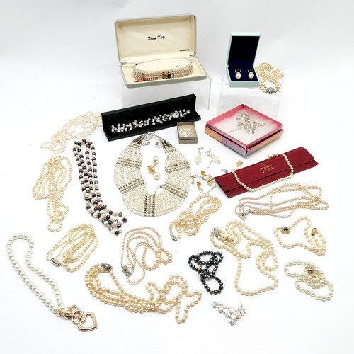 799 - Qty of costume pearl jewellery (some boxed) inc kopy-katz 4 strand collar, Jersey pearl etc - SOLD O... 