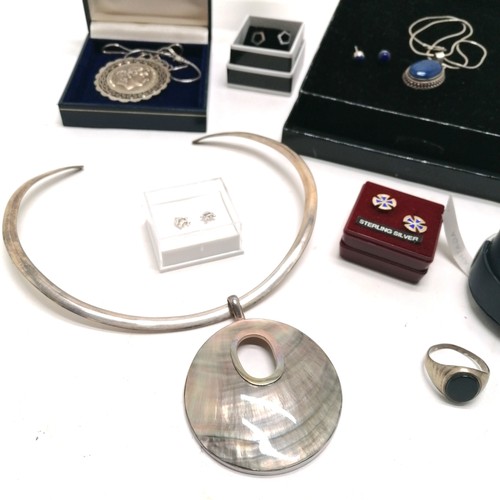 801 - Boxed silver jewellery inc signet ring set with black onyx (size Z), collar with mother of pearl pen... 