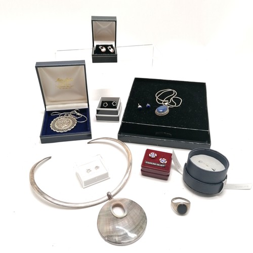 801 - Boxed silver jewellery inc signet ring set with black onyx (size Z), collar with mother of pearl pen... 