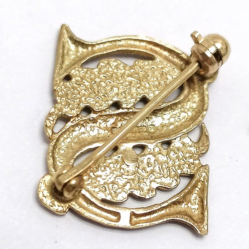 802 - Ortak (Malcolm Gray) 9ct hallmarked gold William Morris 'S' inital letter brooch - 17mm high & 1.8g