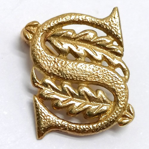 802 - Ortak (Malcolm Gray) 9ct hallmarked gold William Morris 'S' inital letter brooch - 17mm high & 1.8g