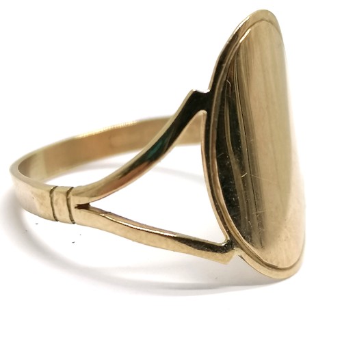 805 - 9ct hallmarked (marks rubbed) gold signet ring - size T & 2g