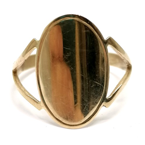 805 - 9ct hallmarked (marks rubbed) gold signet ring - size T & 2g