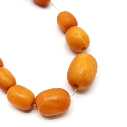 813 - Strand of butterscotch amber graduated beads (loosely strung) - total length 46cm & 19.5g total weig... 