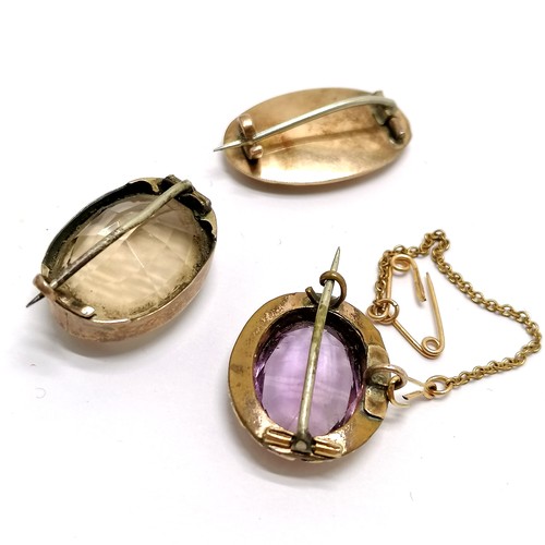 816 - 2 x unmarked gold brooches (citrine & blue panel) - total weight (2) 8.9g t/w gilt metal amethyst se... 