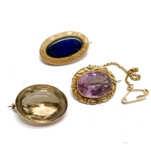 816 - 2 x unmarked gold brooches (citrine & blue panel) - total weight (2) 8.9g t/w gilt metal amethyst se... 