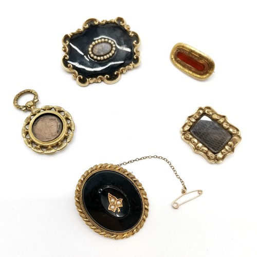 823 - 5 x antique jewellery - 4 brooches & pendant locket ~ memorial 2.2cm brooch lacks pin