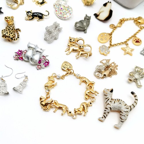 826 - Qty of mostly cat brooches / bracelets inc Butler & Wilson cat brooch, d/m black cat pendant etc ~ i... 