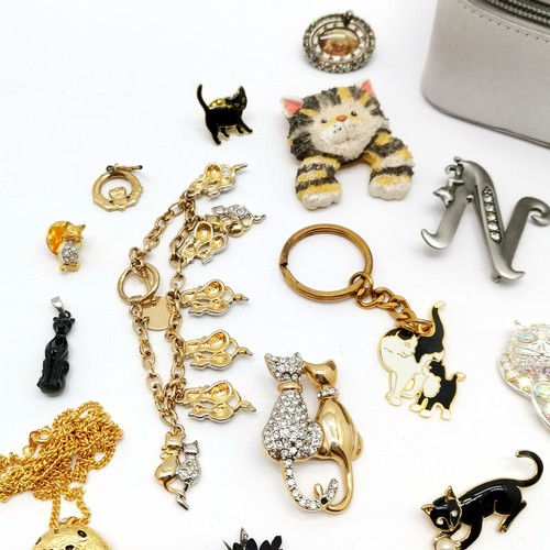 826 - Qty of mostly cat brooches / bracelets inc Butler & Wilson cat brooch, d/m black cat pendant etc ~ i... 