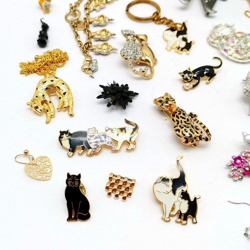 826 - Qty of mostly cat brooches / bracelets inc Butler & Wilson cat brooch, d/m black cat pendant etc ~ i... 