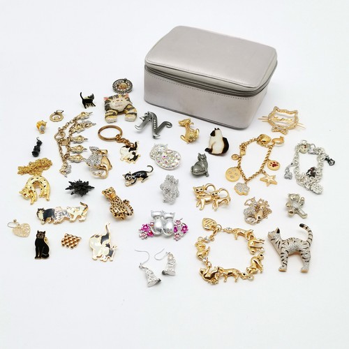 826 - Qty of mostly cat brooches / bracelets inc Butler & Wilson cat brooch, d/m black cat pendant etc ~ i... 