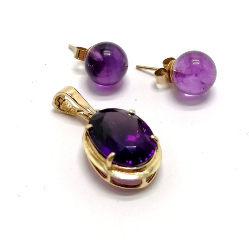 834 - 14ct marked gold amethyst pendant - 2.5cm drop & 2.1g total weight t/w gold mounted amethyst earring... 