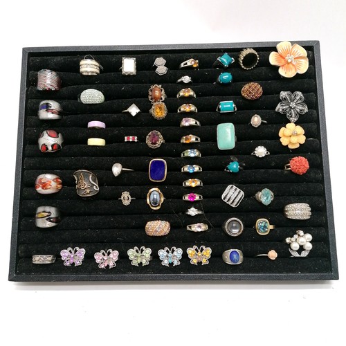 843 - Quantity of costume rings in a jewellers ring tray