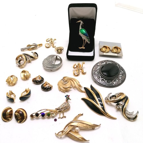 845 - Qty of costume jewellery inc Trifari, Soleil, Napier, silver marcasite brooch, heron brooch etc - SO... 