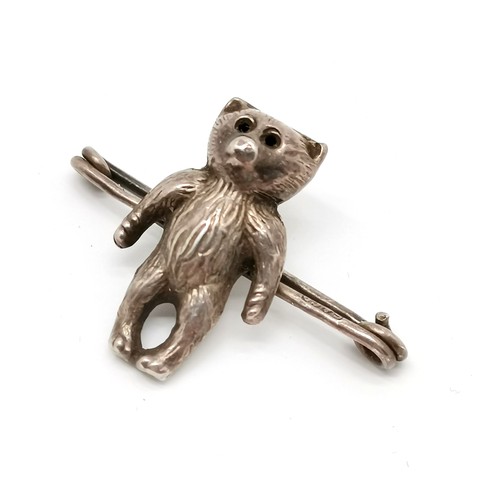 848 - Novelty unmarked silver teddy bear bar brooch - 3cm