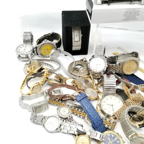 882 - Qty of mostly quartz gents wristwatches inc Seiko etc - some boxed & for spares / repairs - SOLD ON ... 