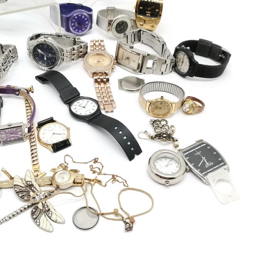 885 - Qty of mostly quartz wristwatches inc Omax, Fossil etc t/w 2 x silver rings (1 a/f), silver gilt cro... 