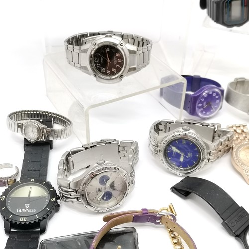 885 - Qty of mostly quartz wristwatches inc Omax, Fossil etc t/w 2 x silver rings (1 a/f), silver gilt cro... 