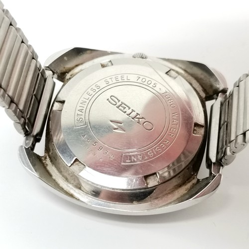 890 - Seiko 7005-7080 stainless steel automatic wristwatch (38mm case) - runs but stops & for spares / rep... 