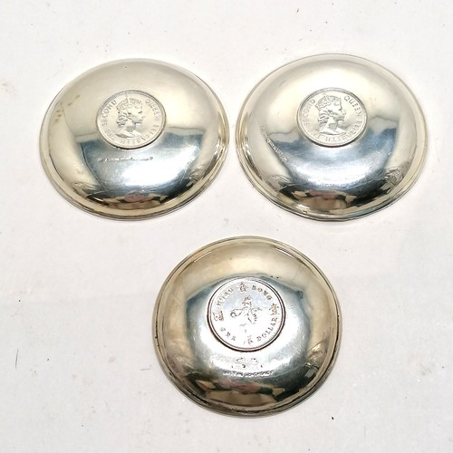 924 - 3 x Hong Kong silver dishes inset with $1 coins (1 x 1971 & 2 x 1975) - largest diameter 8.5cm & tot... 