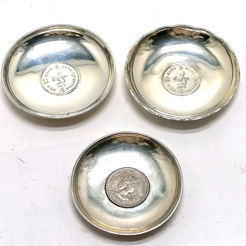 924 - 3 x Hong Kong silver dishes inset with $1 coins (1 x 1971 & 2 x 1975) - largest diameter 8.5cm & tot... 