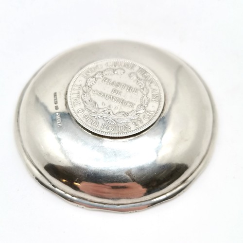 927 - Silver dish inset with 1900 French Indo-China 1 piastre coin - 8.9cm diameter & 69g total weight