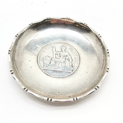 927 - Silver dish inset with 1900 French Indo-China 1 piastre coin - 8.9cm diameter & 69g total weight