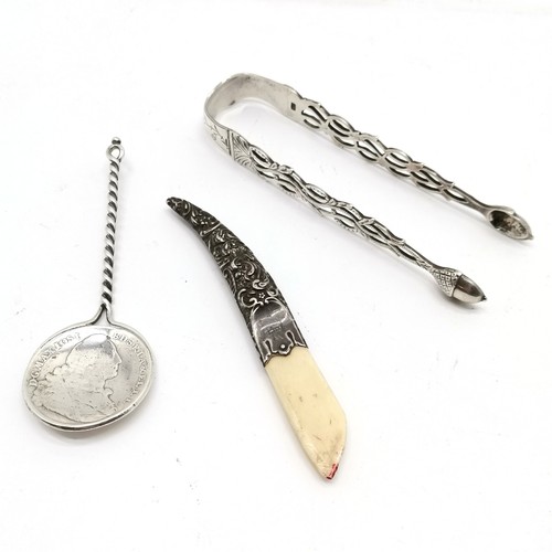 930 - 3 x silver items - Georgian pair of sugar tongs with acorn bowls, spoon with Bavaria 1771 thaler coi... 