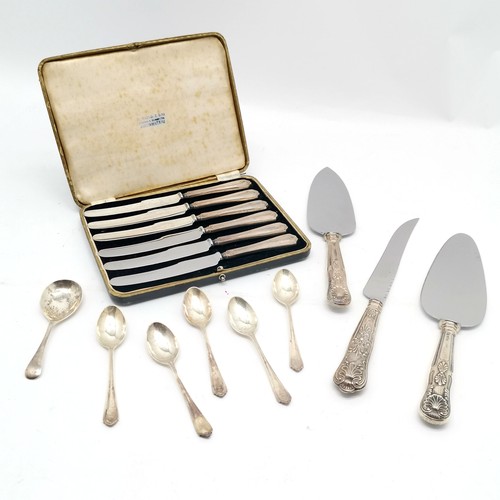 933 - Qty of silver - 5 teaspoons & caddy spoon (89g) & 3 silver cased handled cake slices / knife & cased... 