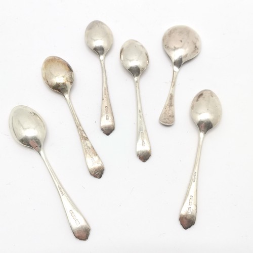 933 - Qty of silver - 5 teaspoons & caddy spoon (89g) & 3 silver cased handled cake slices / knife & cased... 