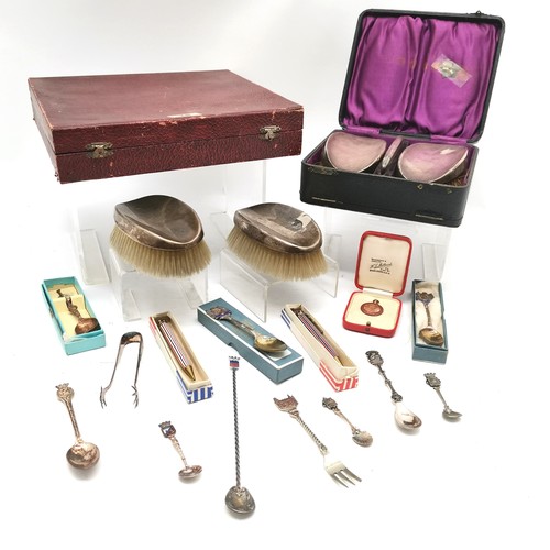 936 - 2 pairs of silver hallmarked clothes brushes - 1 pair boxed (a/f) with comb t/w mixed spoons (inc 2 ... 