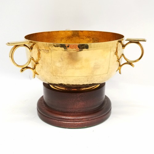 938 - 1905 silver gilt 3 handled rose bowl with planished decoration by Goldsmiths & Silversmiths Co Ltd &... 