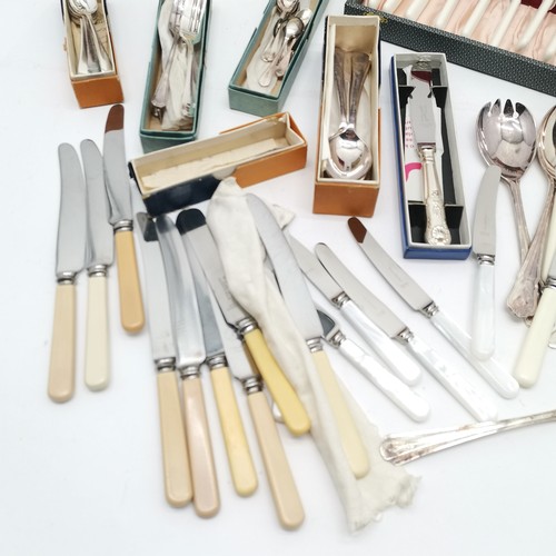 962 - Qty of boxed & loose silver plated cutlery inc table knives, serving spoons, ladle etc - some odd